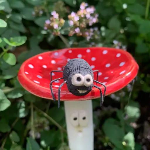 Bienenbar Insektentränke Pilz mit Spinne Agathe 