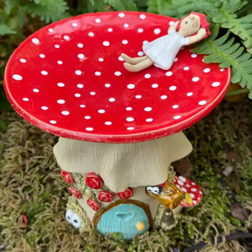 Fliegenpilz-Elfenhaus aus Keramik – Insektentränke, Insektenhotel & märchenhafte Deko in einem